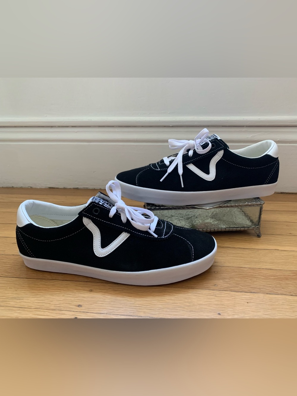 NWOB VANS OFF THE WALL Black & White Sneakers Men’s Size 12 Womens 13.5